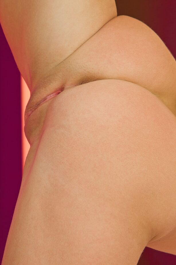 18P Adolescente flexible y caliente Susana C estirándose para mostrar su culo apretado
