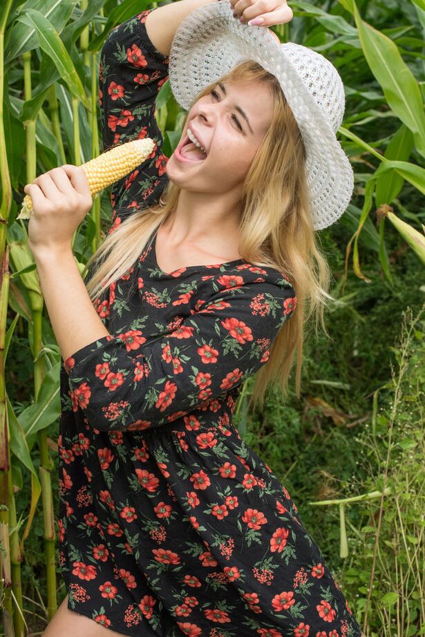 18P Une blonde mince aux gros seins exhibe ses lèvres charnues dans un champ de maïs
