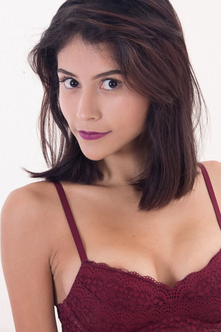 16P Amelia Pearl aux grands yeux affiche ses tétons sombres et écarte sa chatte d'adolescente