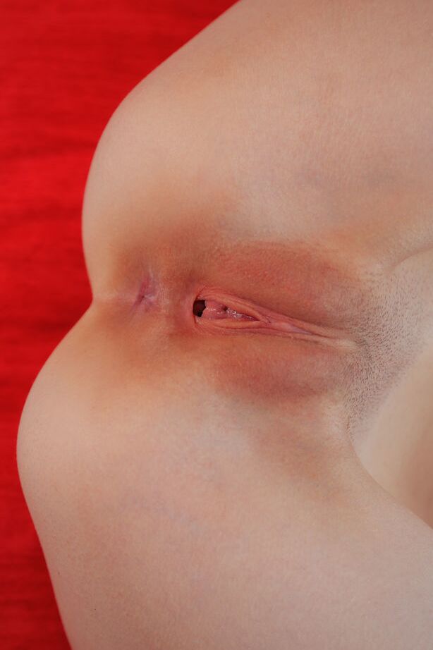 18P La atractiva Emily Bloom muestra con orgullo sus turgentes tetas y su coño rosado