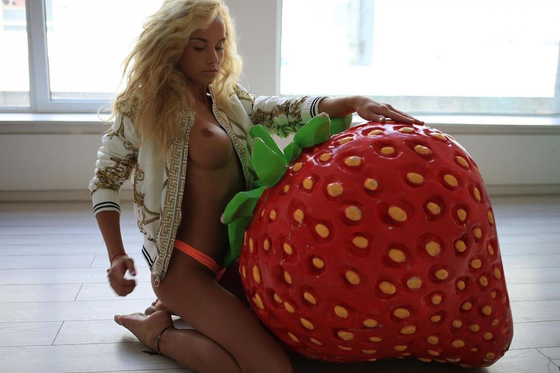 21P A maravilhosa loira adolescente Reuty mostra seus novos seios de silicone e corpo sexy