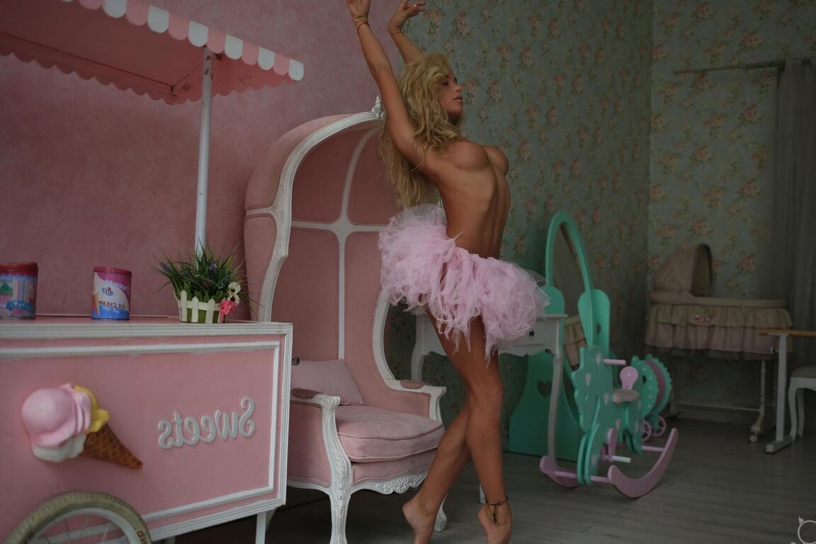 21P A maravilhosa loira adolescente Reuty mostra seus novos seios de silicone e corpo sexy