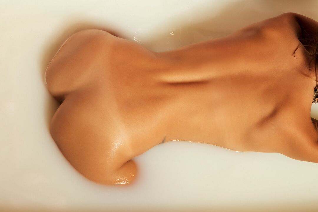 17P Das wunderschöne Mädchen Ariana Marie zieht sich in einer mit Milch und Rosenblütenblättern gefüllten Badewanne aus