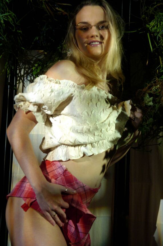 16P Chica rubia expone sus tetas firmes y su ropa interior de encaje mientras está al aire libre por la noche