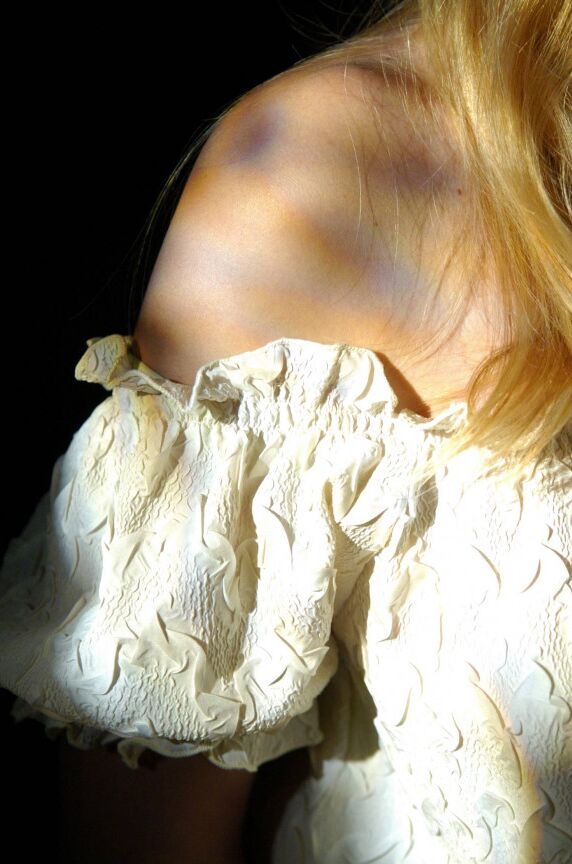 16P Chica rubia expone sus tetas firmes y su ropa interior de encaje mientras está al aire libre por la noche