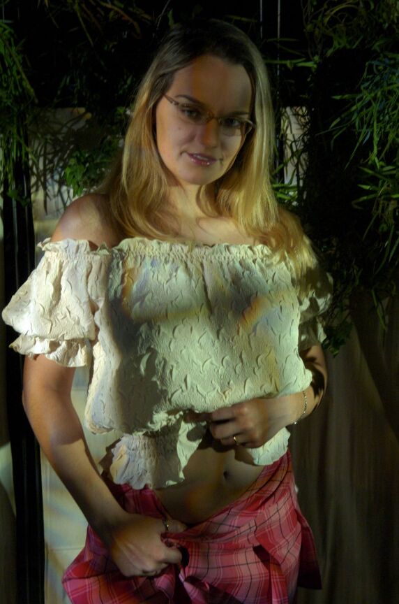 16P Chica rubia expone sus tetas firmes y su ropa interior de encaje mientras está al aire libre por la noche