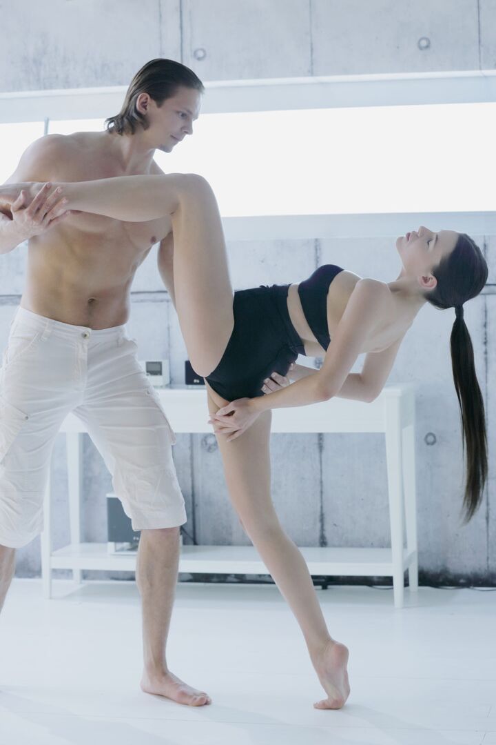 16P 誘惑された後ダンスインストラクターに座る脚の長い女性