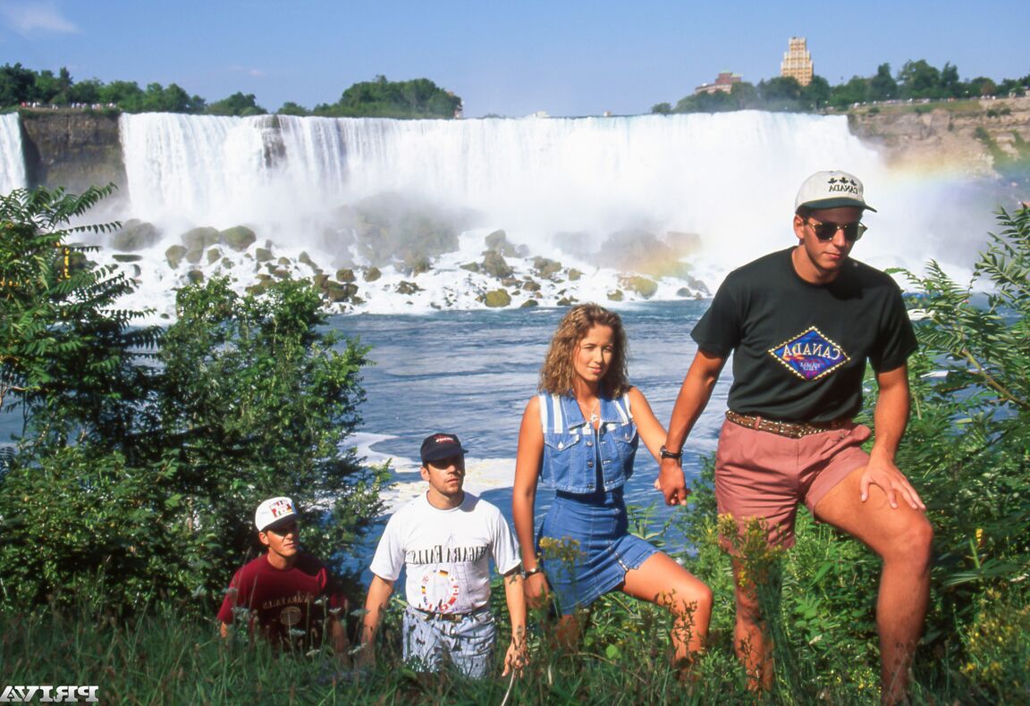 12P Die geile Pam Lee wird im Gebüsch in der Nähe der Niagarafälle doppelt gefickt