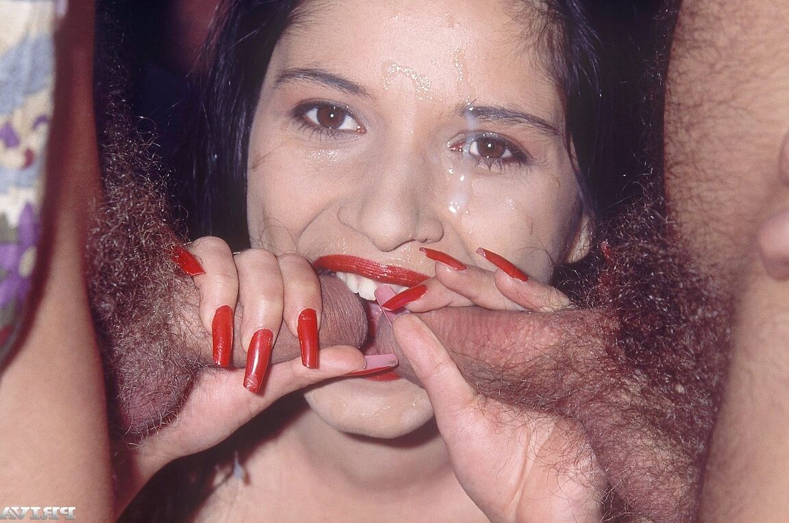 12P La zorra vintage Timea se inclina para chupar y follar dos veces en un gangbang en el parque