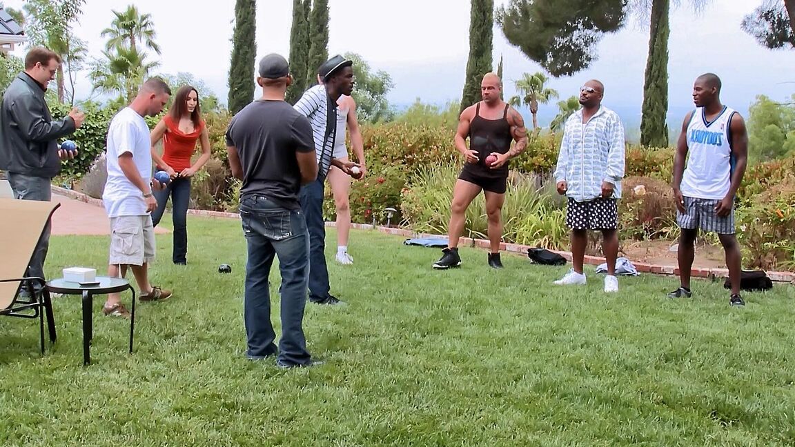 21P La cachonda Amber Rayne se enfrenta a varias pollas negras y se la follan al aire libre