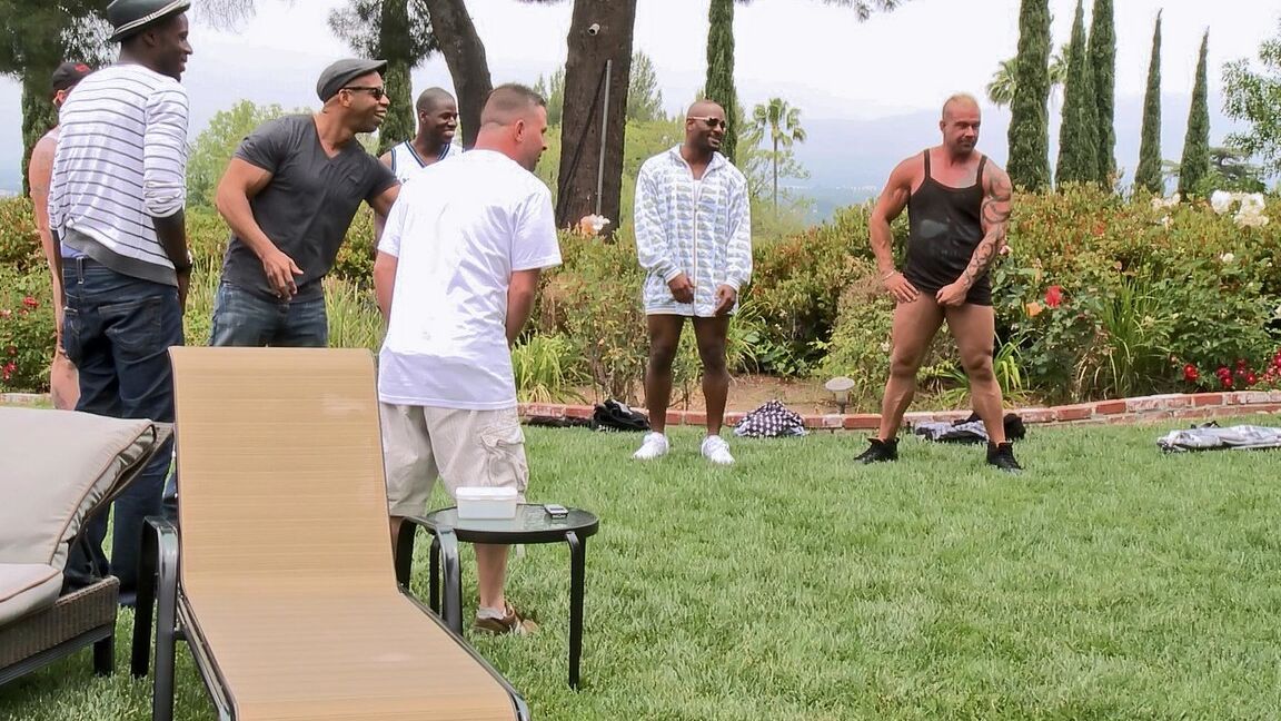 21P La cachonda Amber Rayne se enfrenta a varias pollas negras y se la follan al aire libre