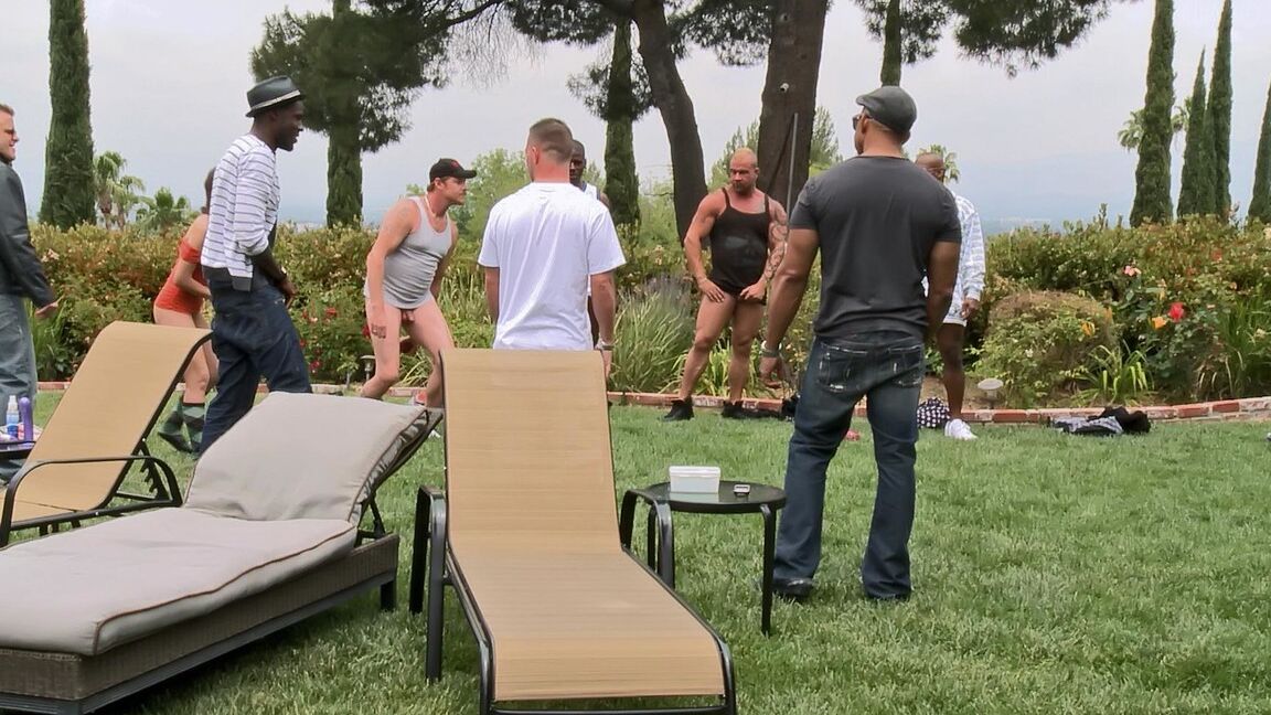 21P La cachonda Amber Rayne se enfrenta a varias pollas negras y se la follan al aire libre