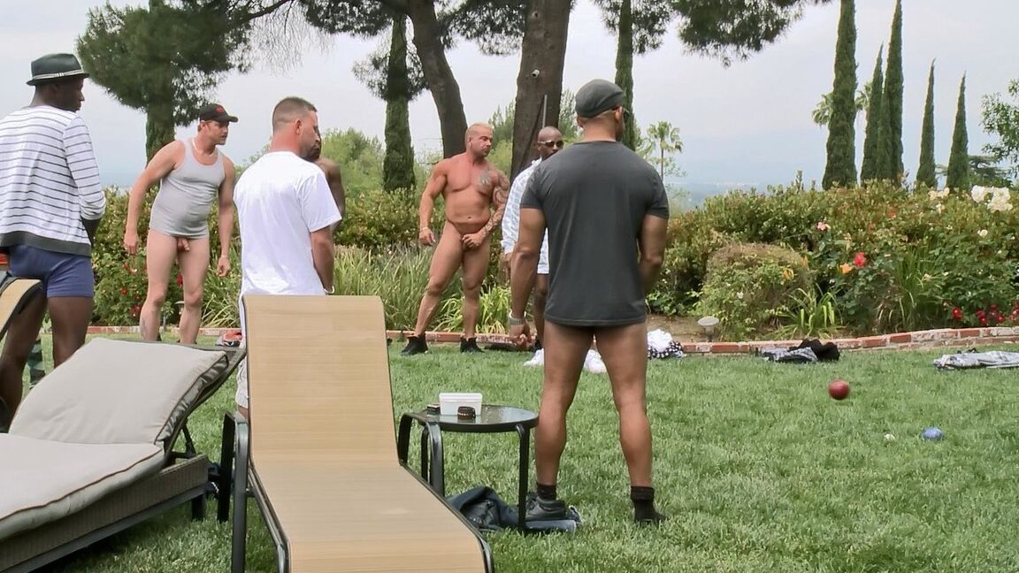 21P La cachonda Amber Rayne se enfrenta a varias pollas negras y se la follan al aire libre