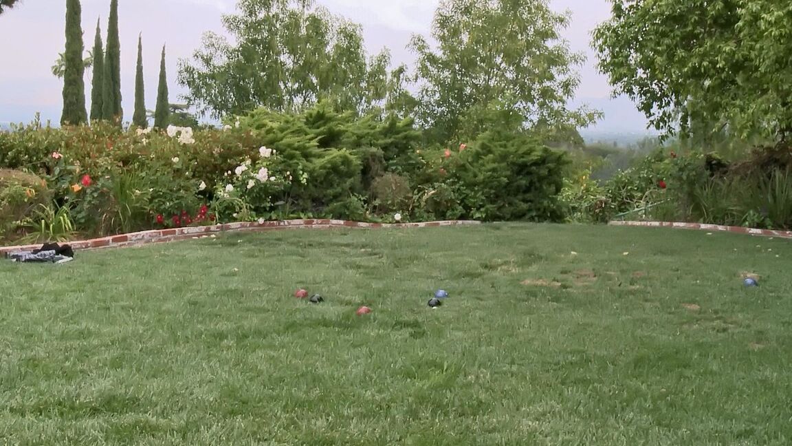 21P La cachonda Amber Rayne se enfrenta a varias pollas negras y se la follan al aire libre
