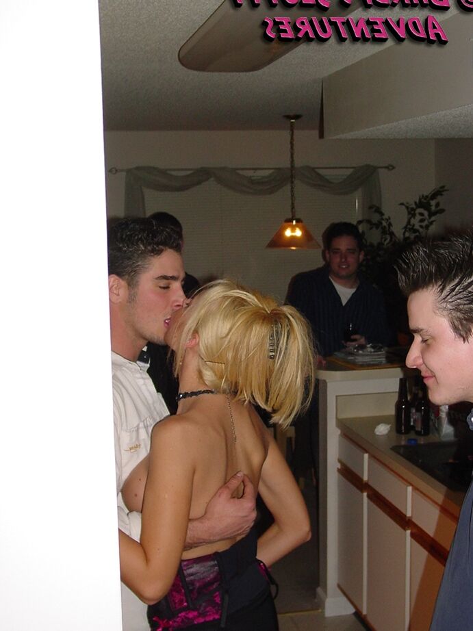 16P La MILF rubia muy cachonda Barbi Sinclair se viste como una zorra y va a una fiesta universitaria de sexo en grupo donde se folla a todos los chicos.