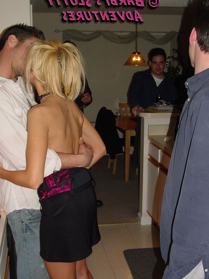 16P La MILF rubia muy cachonda Barbi Sinclair se viste como una zorra y va a una fiesta universitaria de sexo en grupo donde se folla a todos los chicos.