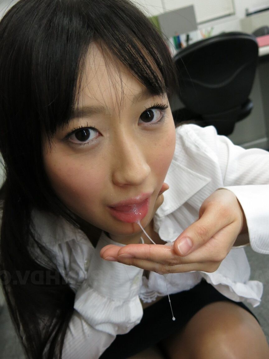 21P Japanese babe Tomomi Motozawa blows off her colleague on her first day at work