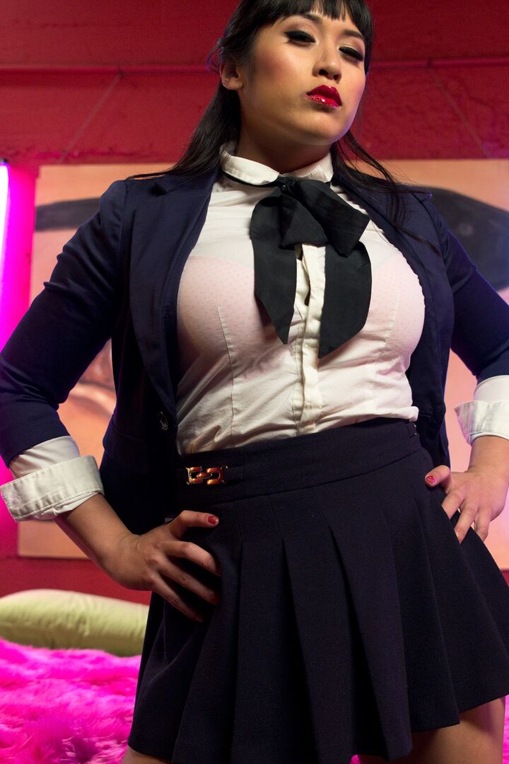 14P Linda estudante Mia Li brincando com seus peitos grandes