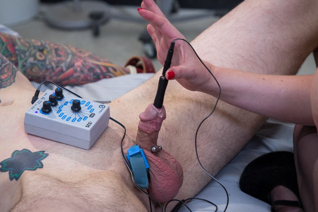 20P Die vollbusige rothaarige MILF Mz Berlin missbraucht den Schwanz ihres Sexsklaven auf dem Tisch