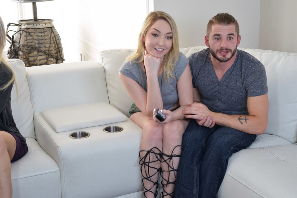 21P Busty MILF Astrid Star se junta à enteada Zoe Parker em um trio quente