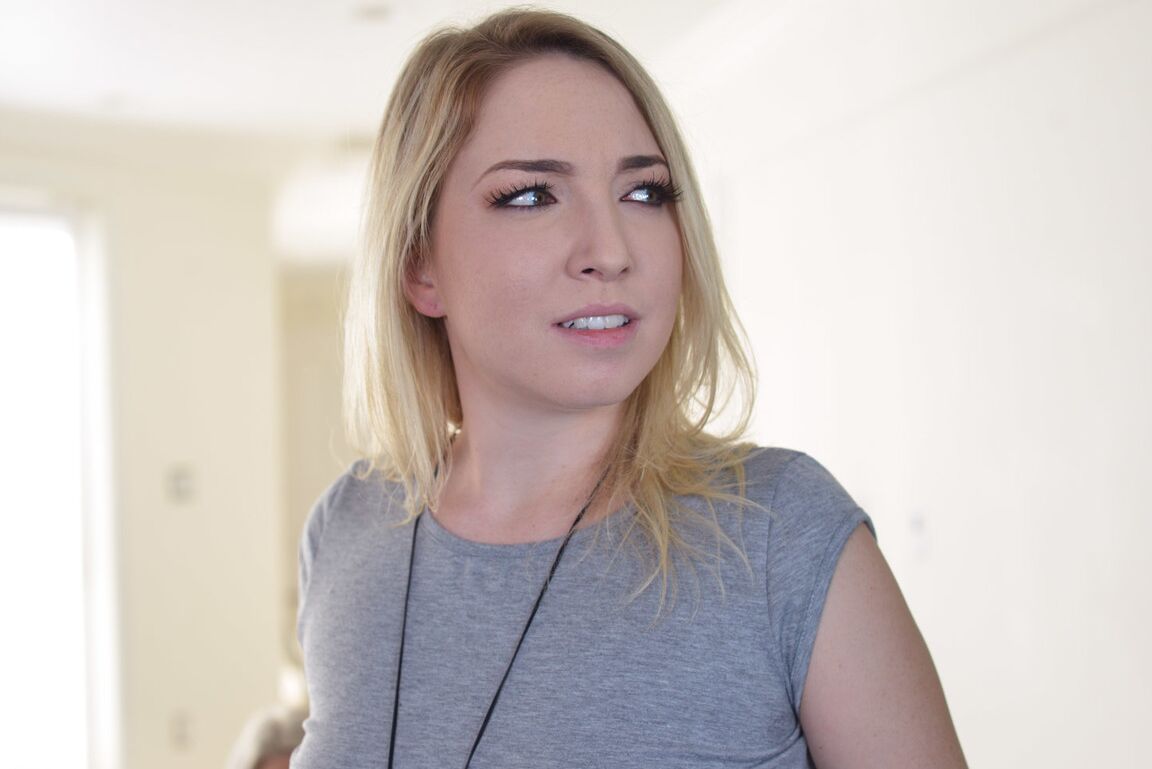 21P Busty MILF Astrid Star se junta à enteada Zoe Parker em um trio quente