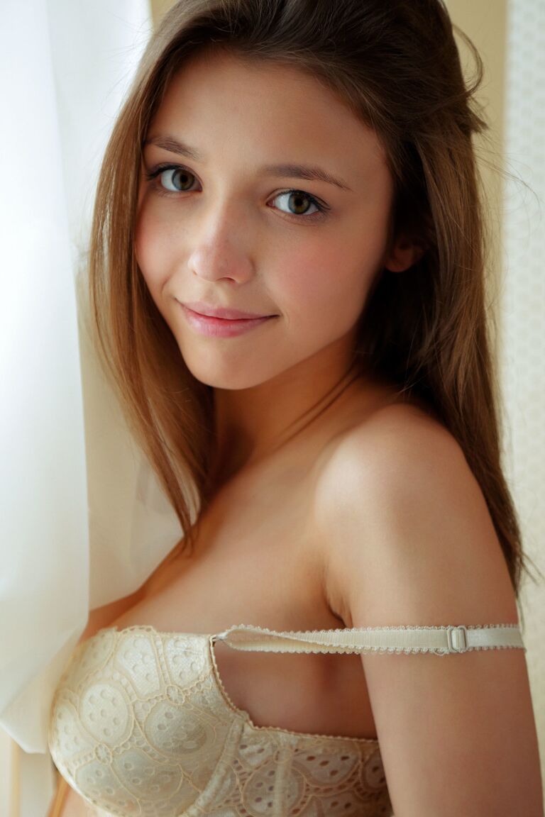21P Mila Azul, une jeune ukrainienne sexy, montre ses seins naturels juteux.