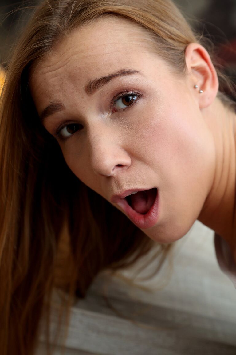 21P La jeune brune Alexis Crystal enfonce une bite dans sa bouche avant une bonne balade