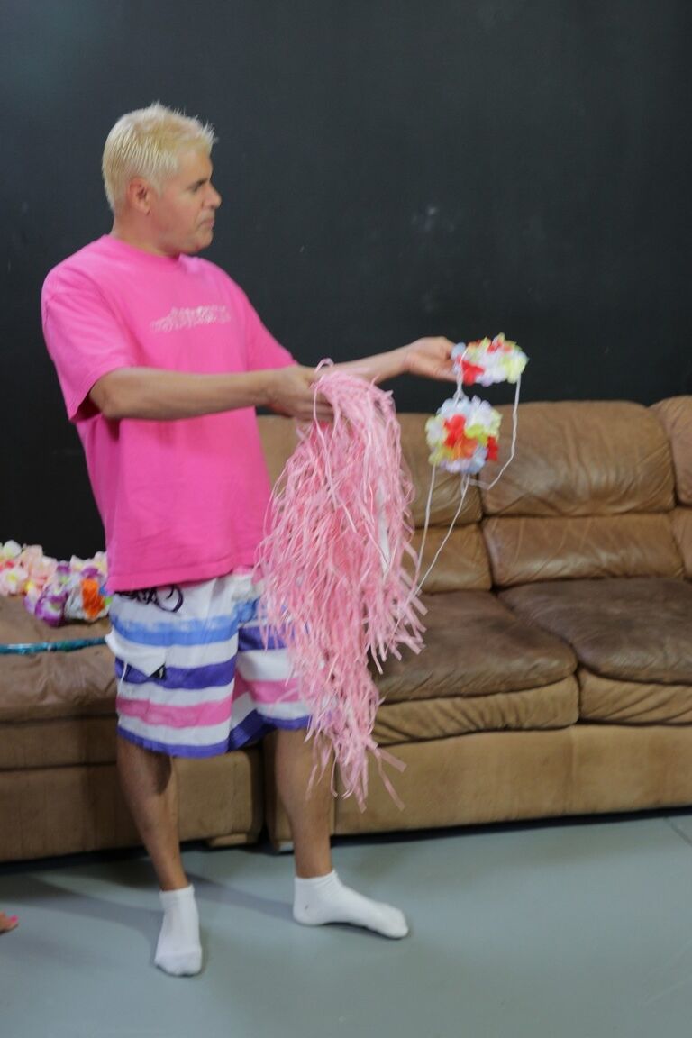 21P De fabuleuses stars du porno affichent leurs gros seins et sucent plusieurs bites en chaussettes