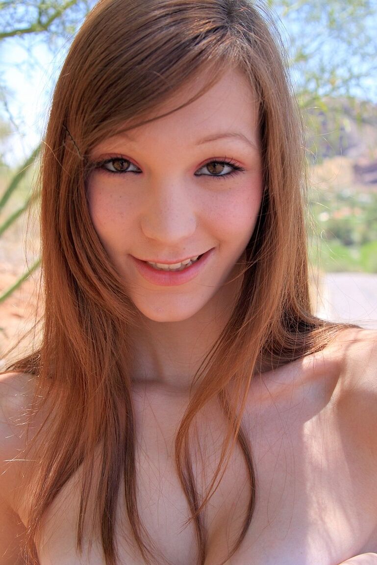 21P Adolescente cachonda con falda corta Holly revela su hermoso culo
