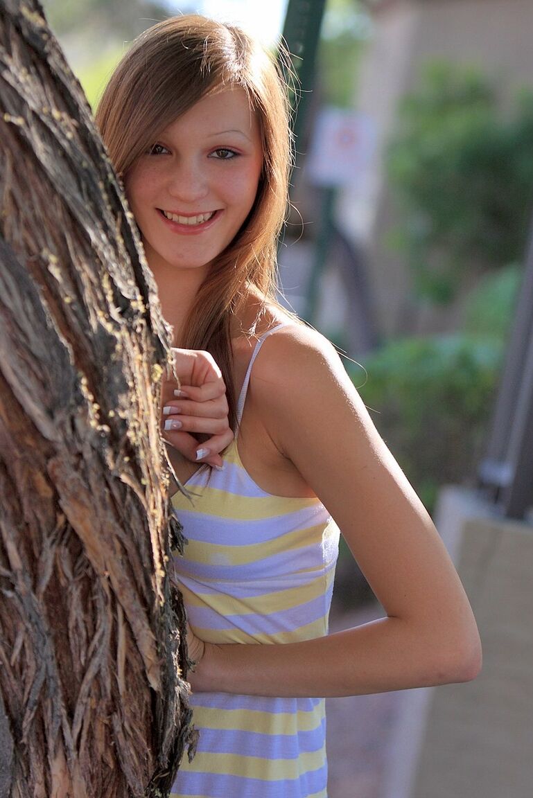 21P Holly, une adorable fille exhibant ses beaux seins