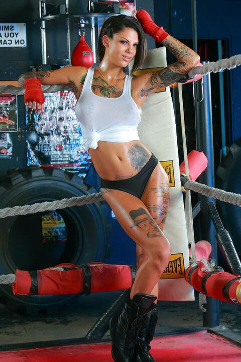 16P Deportiva tatuada knockout descubriendo sus bienes en el ring