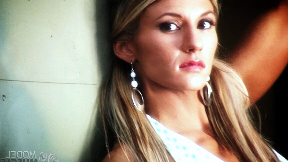 21P A fisiculturista gostosa Abby Marie mostra seus braços e pernas sensuais ao ar livre