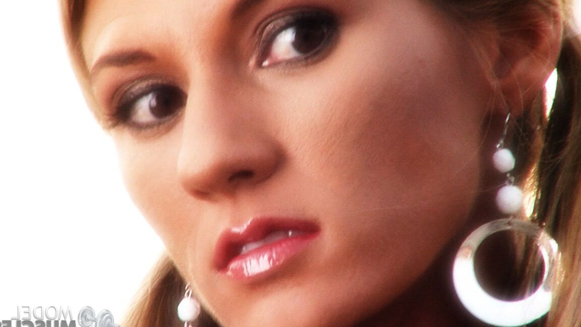 21P A fisiculturista gostosa Abby Marie mostra seus braços e pernas sensuais ao ar livre