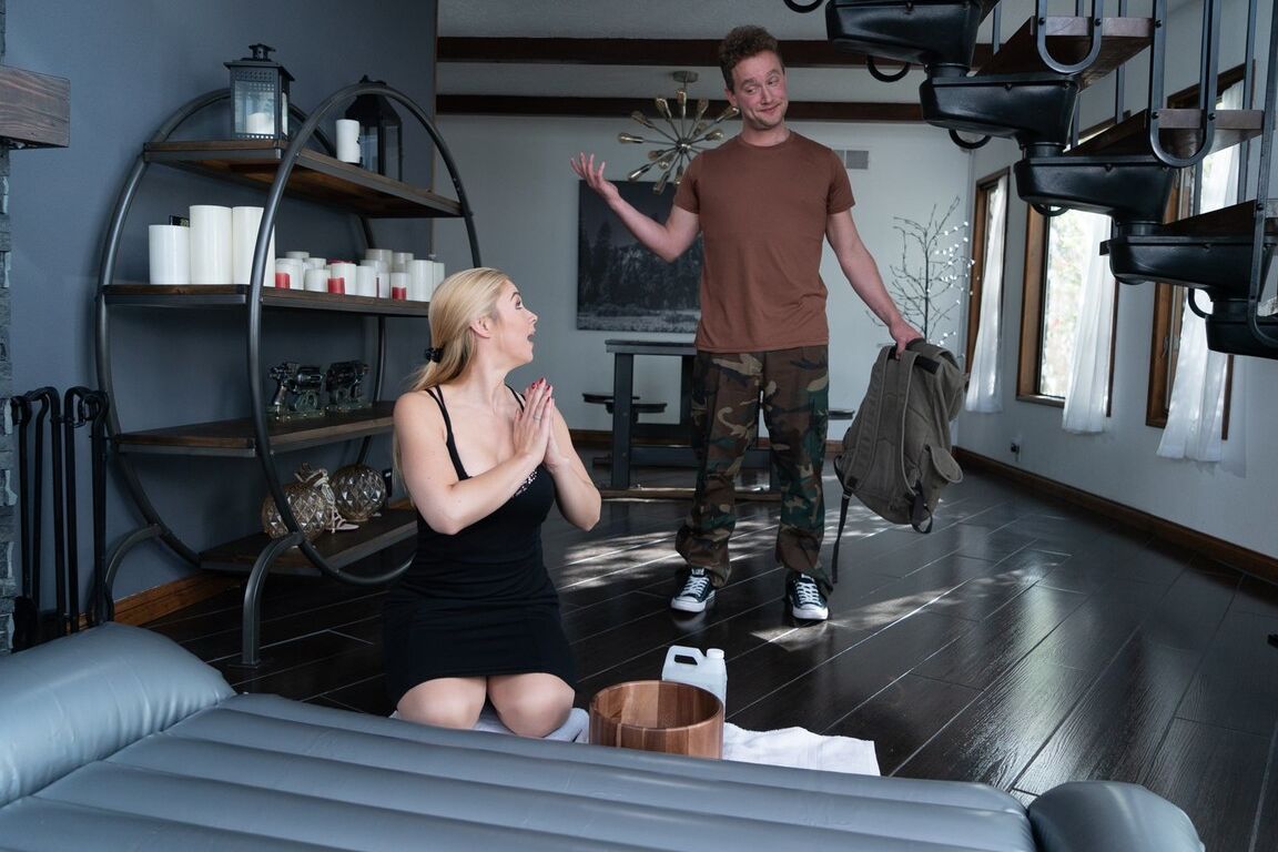 21P Curvy MILF mit großen Titten und Arsch Sarah Vandella reitet einen Ständer auf einer Matratze