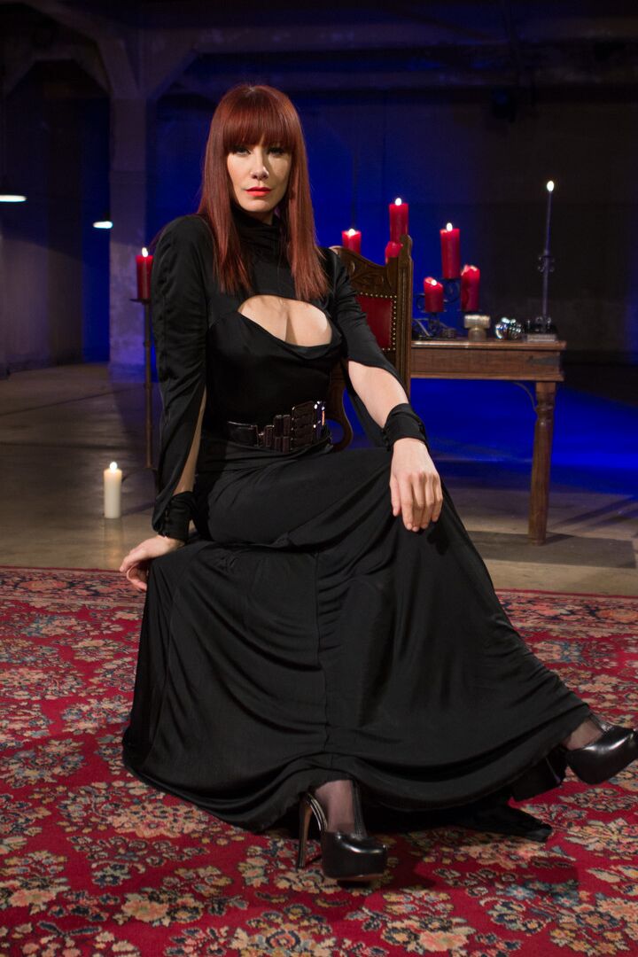 21P Amante sacanagem Madeline Marlowe mordendo o pau de um sub masculino em ação BDSM quente
