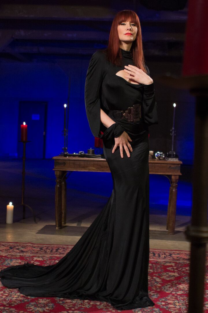 21P Amante sacanagem Madeline Marlowe mordendo o pau de um sub masculino em ação BDSM quente