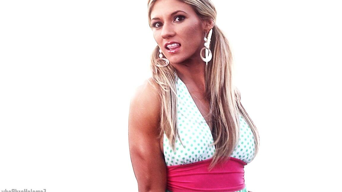 21P Die blonde Bodybuilderin Abby Marie zeigt ihre Muskeln und posiert in einem Kleid