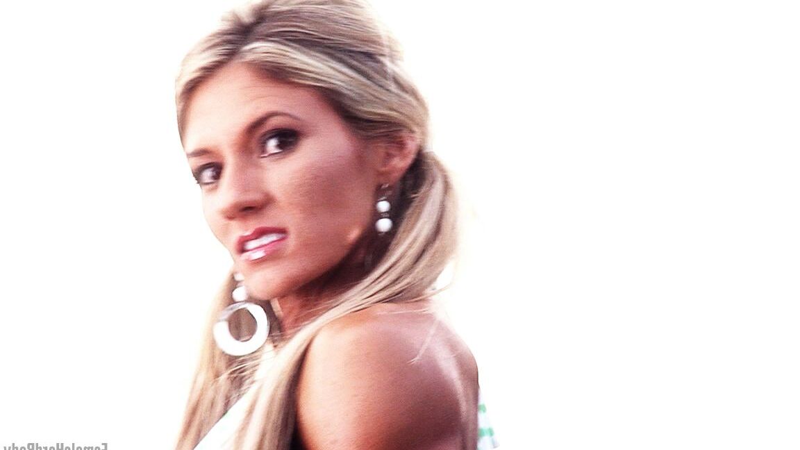 21P Die blonde Bodybuilderin Abby Marie zeigt ihre Muskeln und posiert in einem Kleid
