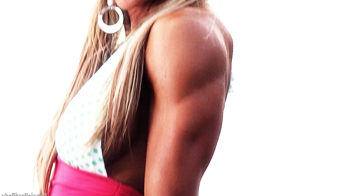 21P Die blonde Bodybuilderin Abby Marie zeigt ihre Muskeln und posiert in einem Kleid