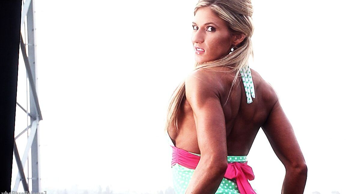 21P Die blonde Bodybuilderin Abby Marie zeigt ihre Muskeln und posiert in einem Kleid