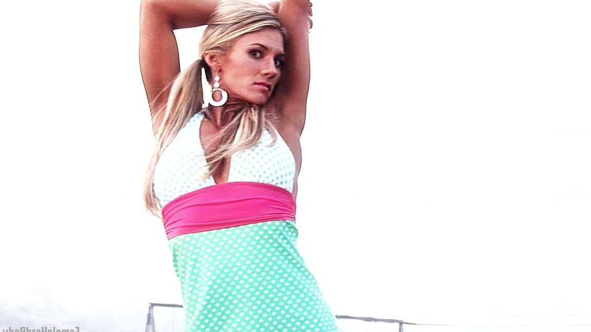 21P Die blonde Bodybuilderin Abby Marie zeigt ihre Muskeln und posiert in einem Kleid