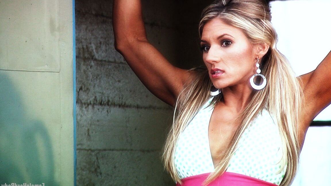 21P Die blonde Bodybuilderin Abby Marie zeigt ihre Muskeln und posiert in einem Kleid