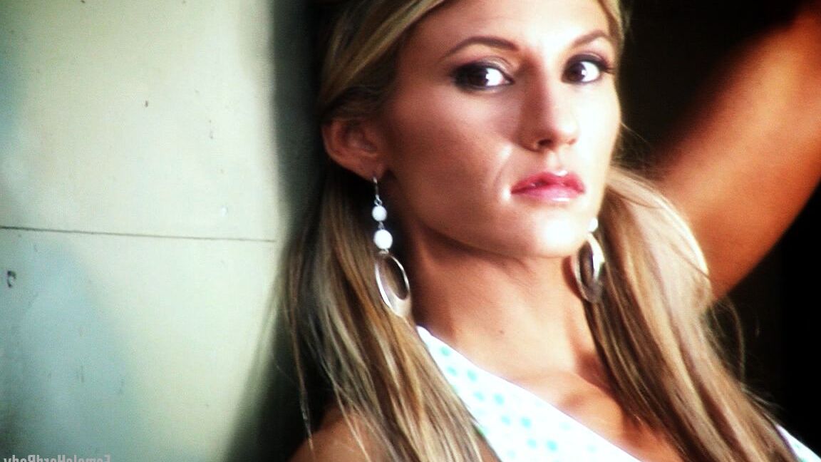 21P Die blonde Bodybuilderin Abby Marie zeigt ihre Muskeln und posiert in einem Kleid