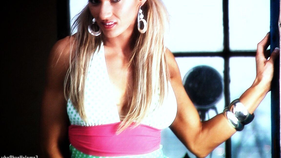 21P Die blonde Bodybuilderin Abby Marie zeigt ihre Muskeln und posiert in einem Kleid