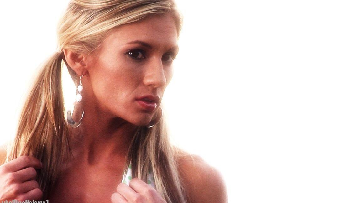 21P Die blonde Bodybuilderin Abby Marie zeigt ihre Muskeln und posiert in einem Kleid