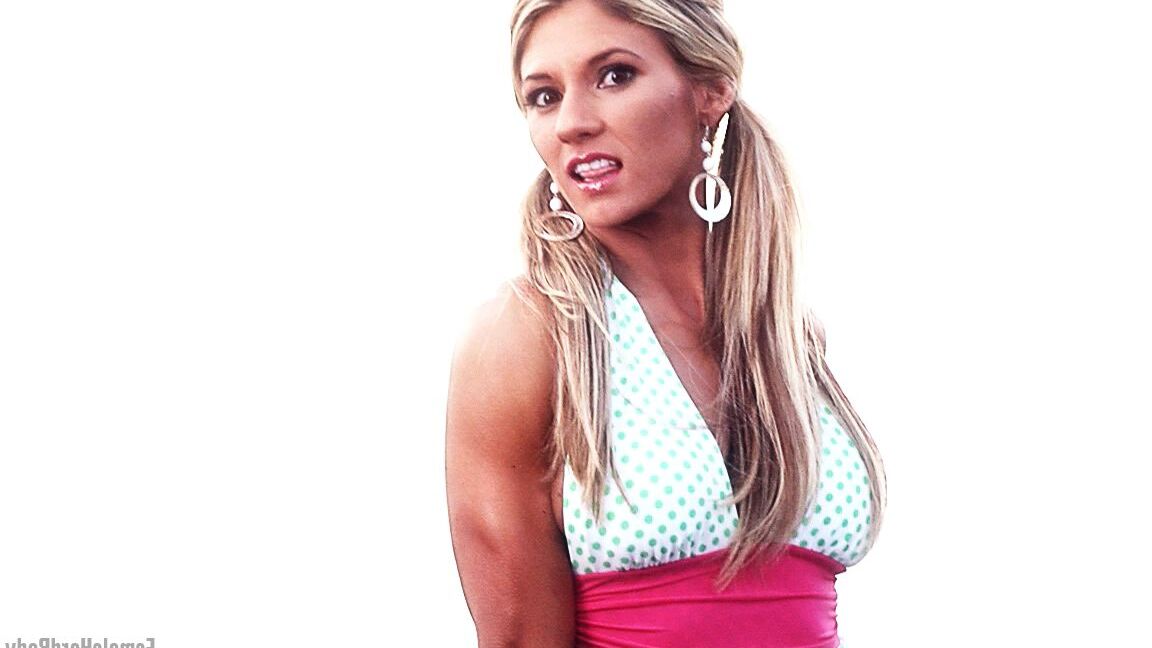 21P Die blonde Bodybuilderin Abby Marie zeigt ihre Muskeln und posiert in einem Kleid