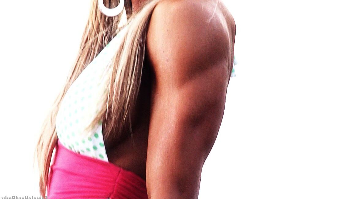 21P Die blonde Bodybuilderin Abby Marie zeigt ihre Muskeln und posiert in einem Kleid