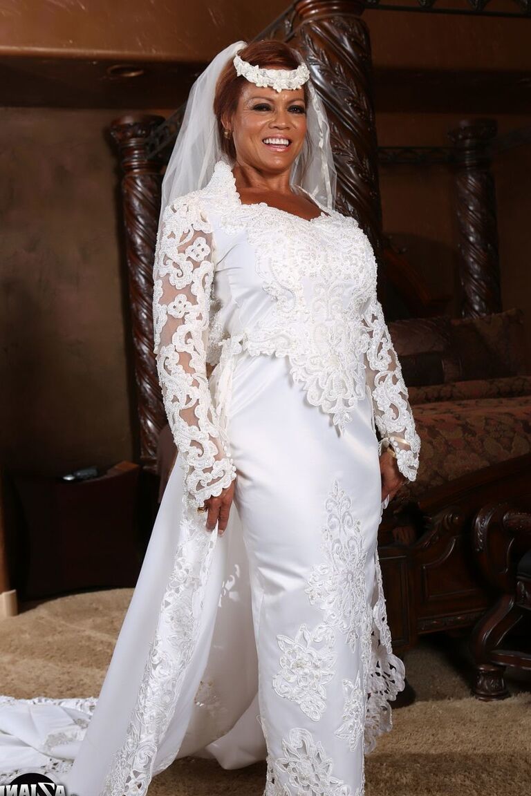 21P Noiva musculosa de ébano Angela revela seus peitos lindos e brinca com um brinquedo sexual