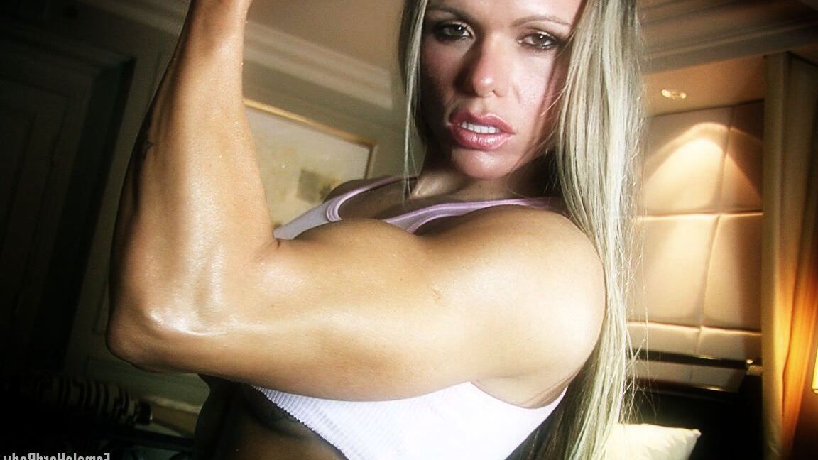 21P A fisiculturista amadora Larissa Reis posa com um top rosa sexy e saia curta