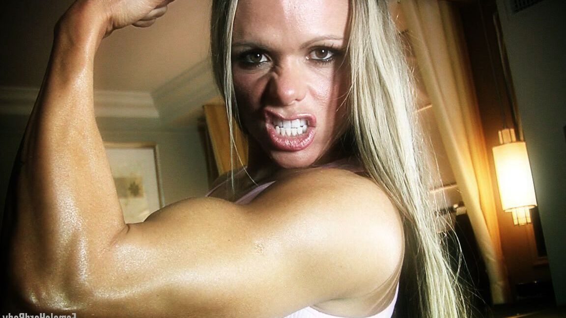 21P A fisiculturista amadora Larissa Reis posa com um top rosa sexy e saia curta